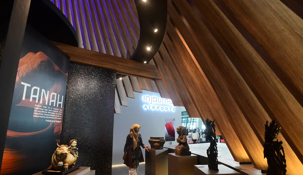 Selain instalasi seni juga dihadirkan beragam karya seni produk Nusantara. (merdeka.com/Arie Basuki)