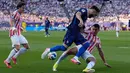 Pemain Praguay Junior Alonso berebut bola dengan pemain Prancis  Rayan Cherki saat  pertandingan sepak bola babak 16 besar Piala Dunia di Philadelphia, Sabtu (04/07/2026). (AP Photo/Matt Slocum)