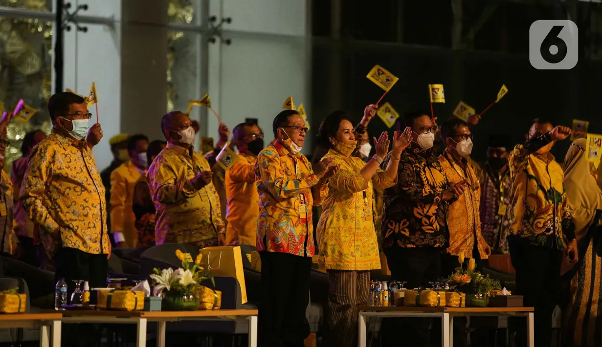 Wakil Presiden ke 10 dan 12 Jusuf Kalla (kiri) bersama sejumlah kader saat acara HUT Partai Golkar ke-57 di Kantor DPP Golkar, Jakarta, Sabtu (23/10/2021). Acara HUT Partai Golkar tersebut bertemakan “Bersatu untuk Menang”. (Liputan6.com/Faizal Fanani)