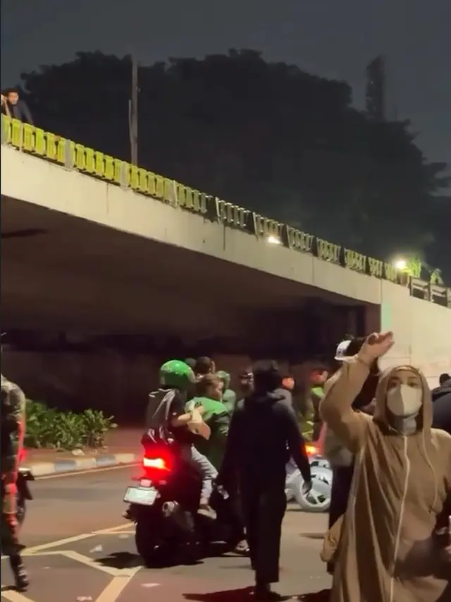 6 Potret Celine Evangelista Jadi Tim Medis ke Lokasi Demo, Bawa Bantuan untuk Massa