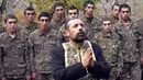 Pendeta Sebeos Galachyan membaptis tentara etnis Armenia di sebuah kamp militer dekat garis depan konflik di wilayah separatis Nagorno-Karabakh, Azerbaijan, Senin (2/11/2020). Pasukan Armenia dan Azerbaijan saling menyalahkan atas serangan baru selama perebutan Nagorno-Karabakh. (AP Photo)