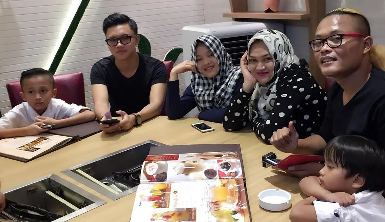 Seperti diketahui, nama Sule mulai menjadi perbincangan setelah mengikuti ajang API 1 bersama Ogi Suwarna dan Obin Wahyudin dalam grup lawak (SOS) tahun 2005. (Instagram/lina_sulestevent)