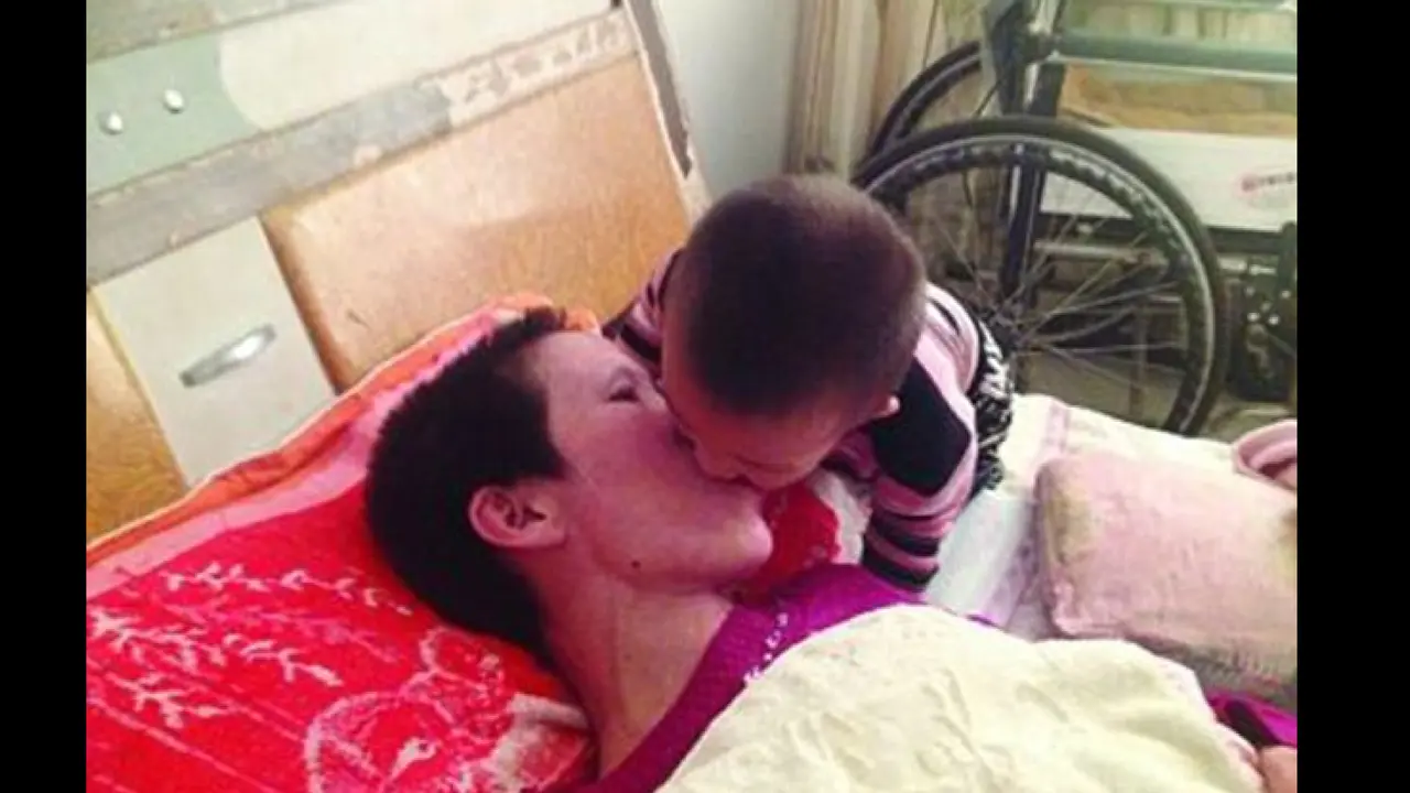 Bocah bernama Gao Qinbao dan ibunya. (Daily Mail)