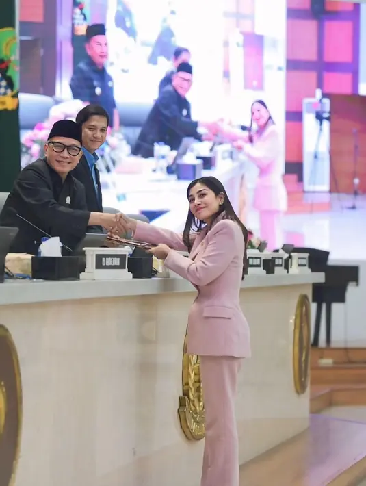 Penampilan maksimal Nisya tak hanya mencuri perhatian, tetapi juga memberikan inspirasi gaya bagi perempuan muda yang ingin tampil elegan dan percaya diri dalam dunia profesional.   [@nissyaa].