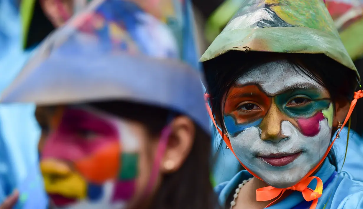 Anak perempuan mengambil bagian dalam parade anak-anak "Carnavalito" selama Karnaval Hitam dan Putih di Pasto, Kolombia, Rabu (2/1). Karnaval ini dinamai UNESCO sebagai Mahakarya Warisan Lisan dan Tak Benda Kemanusiaan di tahun 2009. (Juan BARRETO/AFP)