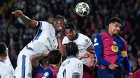 Dumfries terlibat langsung dalam ketiga gol Inter di laga ini. Dia membuat dua gol dan satu assist, kontribusi luar biasa untuk ukuran wing-back kanan. (AP Photo/Emilio Morenatti)