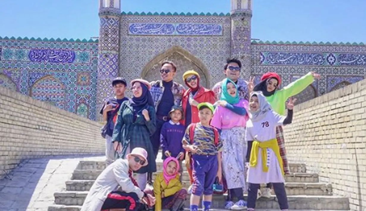 Selama liburan di Uzbekistan, Pasukan halilintar ini  tidak hanya mengunjungi Kota Samarkand. Tetapi juga mengunjungi Kota Kokand dimana disana juga memiliki Masjid yang juga sama indahnya seperti di Kota Samarkand. (Liputan6.com/IG/genhalilintar)