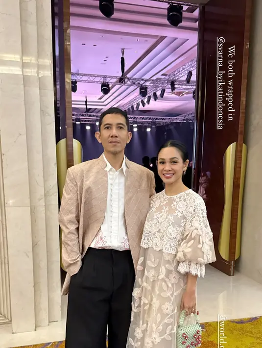Andien Aisyah hadir bersama sang suami kenakan dress lace berlengan puff dengan sandal heels metalik [@andienaisyah]
