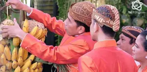 Pemasangan bleketepe adalah salah satu rangkaian proses pernikahan adat jawa yang menandakan dimulainya seluruh rangkaian prosesi.