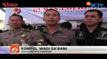 Petugas dari Satgas Pangan Polres Cirebon memeriksa sebuah gudang di Desa Sampiran, Kecamatan Talun, Cirebon, Jawa Barat, Jumat 2 Juni 2017.