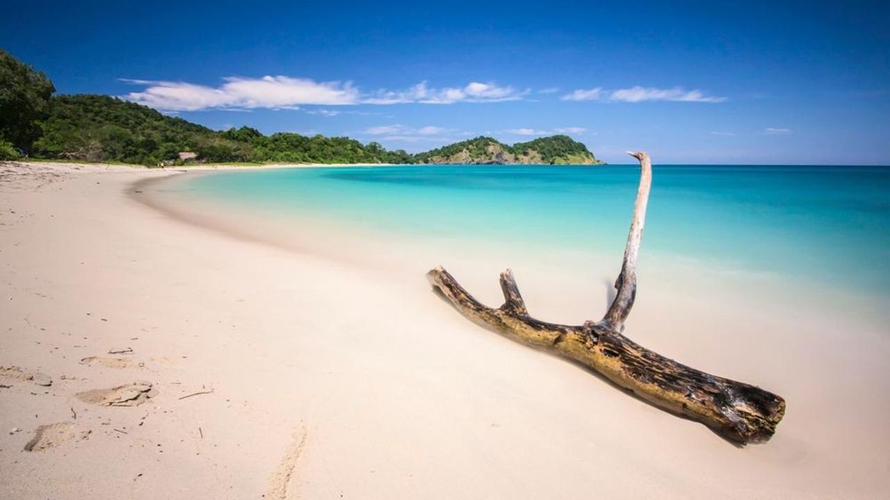 Pijakkan Kaki di Hamparan Pasir Putih Pantai Laipori