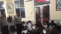Polisi amankan pelajar tawuran di Tangerang. (Liputan6.com/Pramita Tristiawati)
