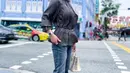 Bergaya di pinggir jalan, Syahrini terlihat semakin kece menenteng tas Hermes mahalnya. Birkin dari kulit buaya berwarna putih ini semakin membuat gayanya terlihat begitu mewah! (instagram.com/princessyahrini)