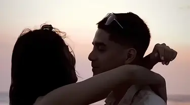 Sempat ramai karena sudah tak cocok hingga putus, siapa sangka kini mereka sudah pede lagi memamerkan momen romantis. Alyssa Daguise dan Al Ghazali terlihat mesra berpelukan liburan bareng. (Liputan6.com/IG/@alghazali7)