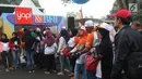 Peserta BNI Digimudik 2018 mengantre di gerai BNI Yap saat akan melakukan perjalanan dari TMII, Jakarta, Jumat (8/6). Mudik bersama BNI terdiri dari 6.250 tiket untuk bus eksekutif, 1.000 KA eksekutif, dan 250 pesawat. (Liputan6.com/Arya Manggala)