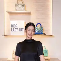 . Bertempat di Dior Taipei 101 Flagship Store, acara Dior Festivities Cocktail pada 4 Desember ini menjadi pusat perhatian bukan hanya karena dekorasinya yang magis, tetapi juga karena para selebritas ternama yang hadir dengan gaya paling standout. [dok/dior].