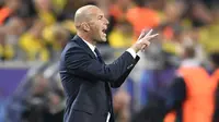 Pelatih Real Madrid Zinedine Zidane memberikan instruksi kepada pemainnya saat menghadapi Borussia Dortmund pada matchday kedua Grup F Liga Champions di Signal Iduna Park, Rabu (28/9/2016). (AP Photo/Martin Meissner)