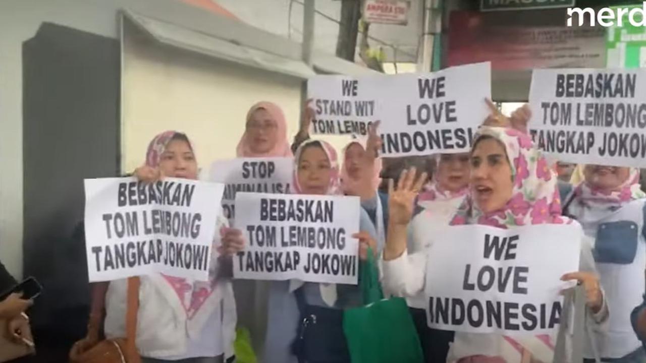 VIDEO: Emosi Emak-Emak Praperadilan Tom Lembong Ditolak: Tangkap Jokowi, Lihat ini Prabowo!