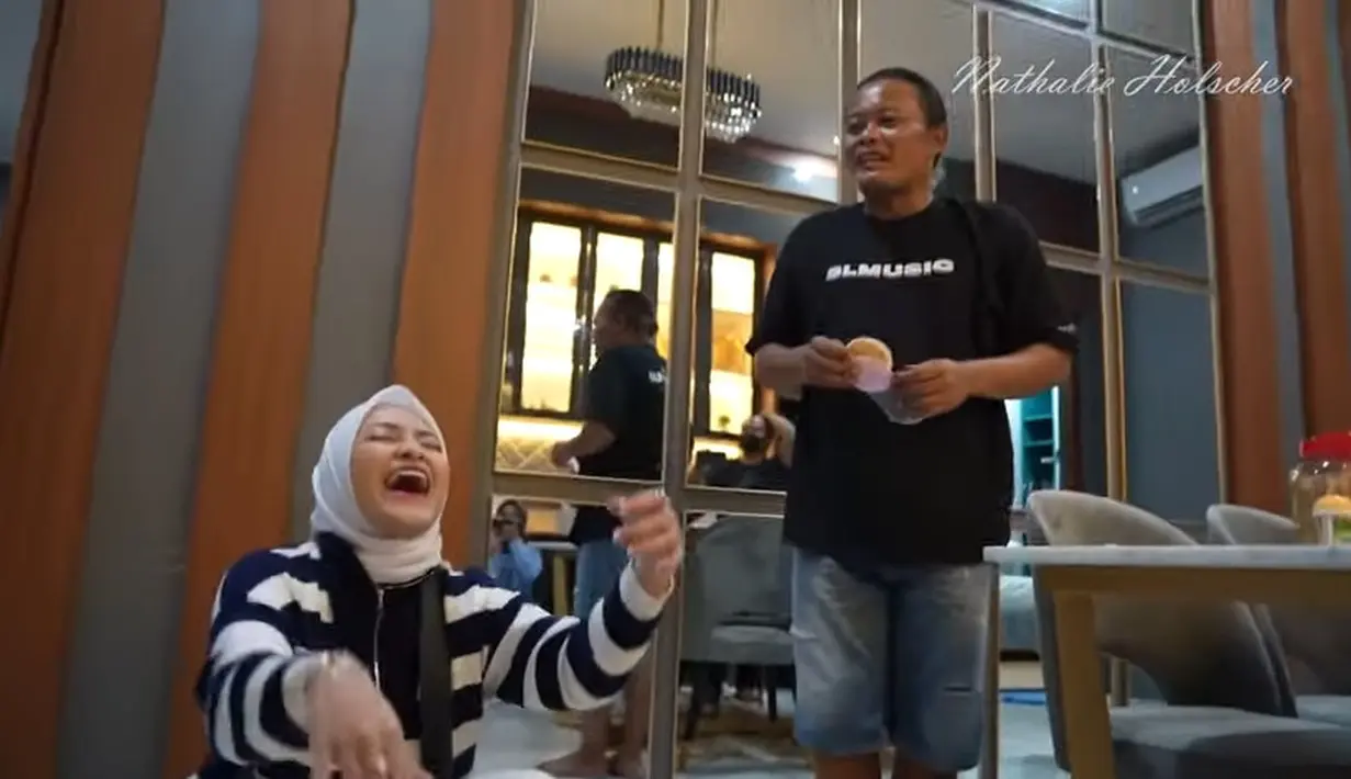 Sule pun lantas menyahut dan membuat Nathalie ketawa terbahak. "Papah kemana papah?," kata Sule. Seperti diketahui, setelah cerai dengan Sule, Nathalie sempat dekat dengan Fariz atau akrap dipanggil Papa. [Youtube/NATHALIE HOLSCHER]