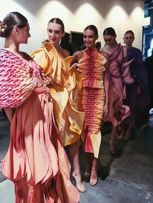 Kreatifitasnya berhasil merubah kain putuh menjadi rancangan houte couture yang terinspirasi dari arsitektur alam. (Foto: Instagram/ Illene Martoseno)