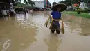 Warga membawa jaring untuk mencari ikan saat banjir di jalan Merpati Raya kota,Tangerang Selatan, Selasa (21/2). Intensitas curah hujan yang tinggi di sertai buruknya Drainase menyebabkan banjir 50-100 cm di kawasan tersebut. (Liputan6.com/Helmi Afandi)