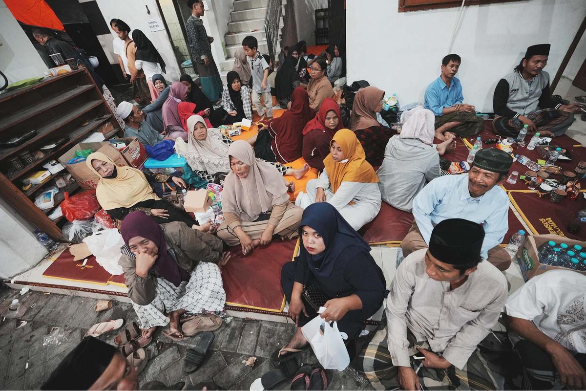 FOTO: Harap dan Cemas, Keluarga Santri Setia Menunggu di Lokasi Musala Ambruk