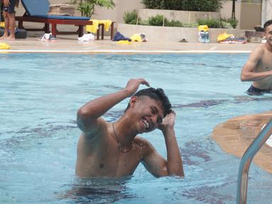 Marselino Ferdinan dan sejumlah pemain inti Timnas Indonesia U-22 menjalani sesi latihan ringan tambahan di Hotel Phnom Penh, Kamboja, Minggu (30/4/2023). Latihan ringan tersebut berupa sesi berenang untuk mengembalikan kebugaran pemain setelah pertandingan melawan Filipina dalam ajang SEA Games 2023. (Bola.com/Gregah Nurikhsani)