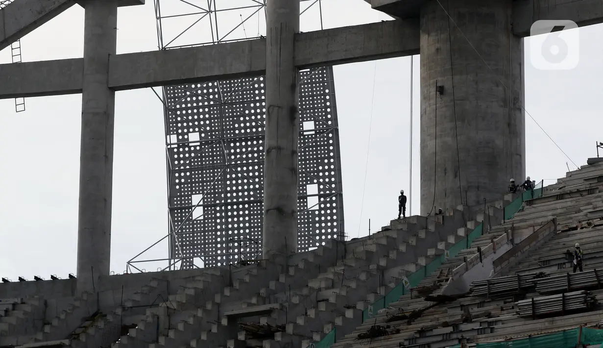 Aktivitas pekerja di area pembangunan Jakarta International Stadium (JIS), Selasa (9/11/2021). Hingga minggu ke-114, progres pembangunan Jakarta International Stadium telah mencapai 81,60 persen dan ditarget selesai pada Desember 2021. (Liputan6.com/Helmi Fithriansyah)