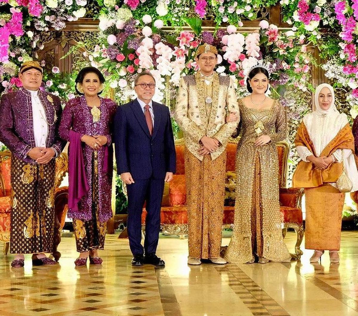 "Pengantin baru di malam Minggu. Selamat untuk Ditya Wira Adibrata dan Natasha Regina Hallatu. Ditya adalah putra dari sahabat kami Bapak Panglima TNI Yudo Margono," tulis Zulkifli.<br>