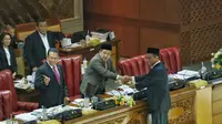 Wakil ketua DPR RI Fahri Hamzah bersalaman dengan Mentan Amran Sulaiman saat Rapat Paripurna ke-10 DPR RI Masa Persidangan I Tahun Sidang 2019- 2020, Jakarta, Selasa (24/09).