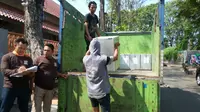 Distribusi Losgistik Pilkada Serentak Kota Cirebon mendapat pengawalan ketat dari aparat keamanan. Foto (Liputan6.com / Panji Prayitno)