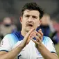 Pemain Inggris, Harry Maguire, memberikan aplaus setelah laga melawan Makedonia Utara dalam duel matchday 10 Kualifikasi Euro 2024 Grup C, Selasa (21/11/2023). Hasil imbang ini tidak mengubah posisi Inggris sebagai juara Grup C Kualifikasi Euro 2024. (AP Photo/Darko Vojinovic)