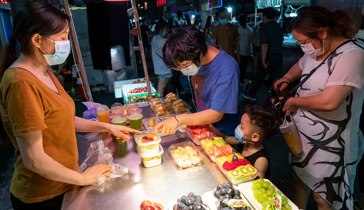 Warga mengunjungi pasar malam di Jalan Baocheng di Wuhan, Provinsi Hubei, China tengah, pada 1 Juni 2020. Kehidupan perkotaan di Wuhan, wilayah yang sempat terdampak parah oleh COVID-19, telah berangsur kembali normal. (Xinhua/Xiong Qi)