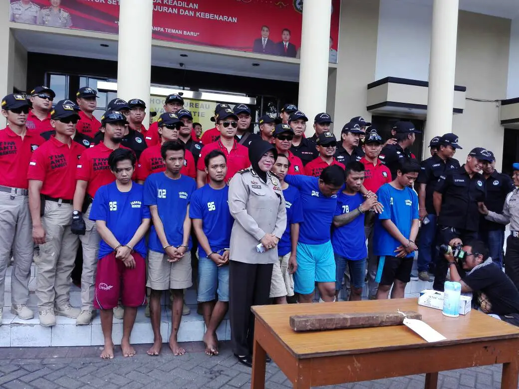 Tepat satu pekan, tujuh tahanan Polsek Tambak Sari yang kabur kini sudah lengkap berada di Polrestabes Surabaya, kembali. (Liputan6.com/Dhimas Prasaja)