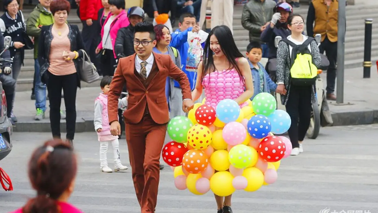 Waw! Pria Ini Buatkan Pasangannya Baju Pengantin dari 600 Balon