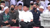 Menteri Pertahanan Prabow mendampingi Presiden Jokowi saat acara Istigasah dan doa bersama Rabithah Melayu-Banjar di Kabupaten Tabalong, Kalimantan Selatan. (Istimewa)