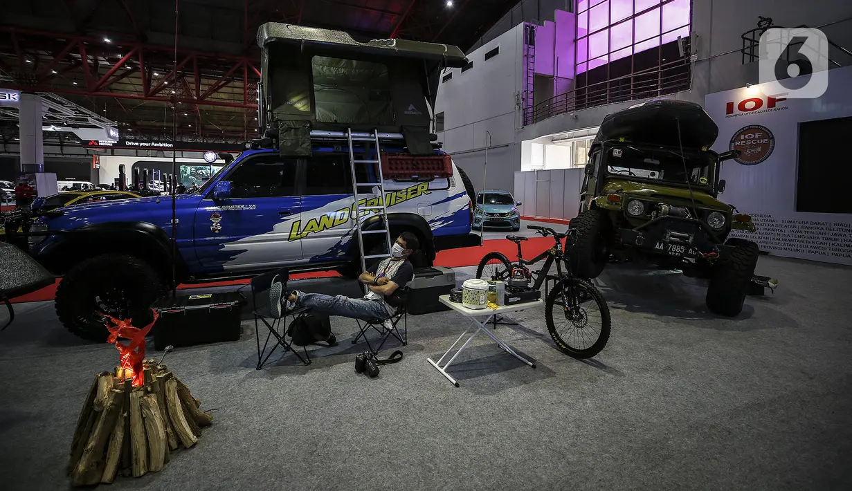 Aneka kendaraan dipamerkan di IIMS Hybrid 2021, JiExpo Kemayoran, Jakarta, Jumat (16/4/2021). Pemerintah memberikan prioritas terhadap pengembangan industri otomotif agar bisa lebih berdaya saing global sesuai dengan sasaran pada peta jalan Making Indonesia 4.0. (Liputan6.com/Johan Tallo)