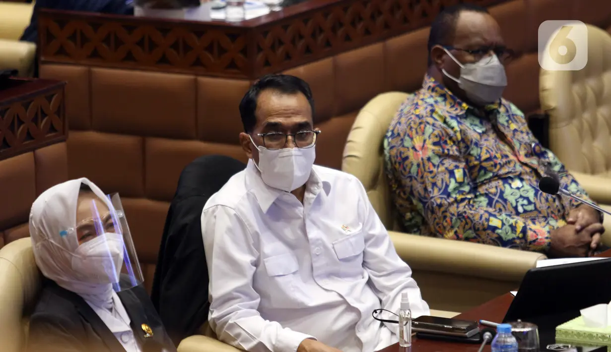 Menteri Perhubungan Budi Karya Sumadi (kedua kanan), Wakil Menteri PUPR John Wempi Wetipo (kanan), Kepala BMKG Dwikorita Karnawati (kiri) saat rapat kerja dengan Komisi V DPR di Kompleks Parlemen Senayan, Jakarta, Rabu (1/12/2021). Rapat membahas persiapan Nataru. (Liputan6.com/Angga Yuniar)