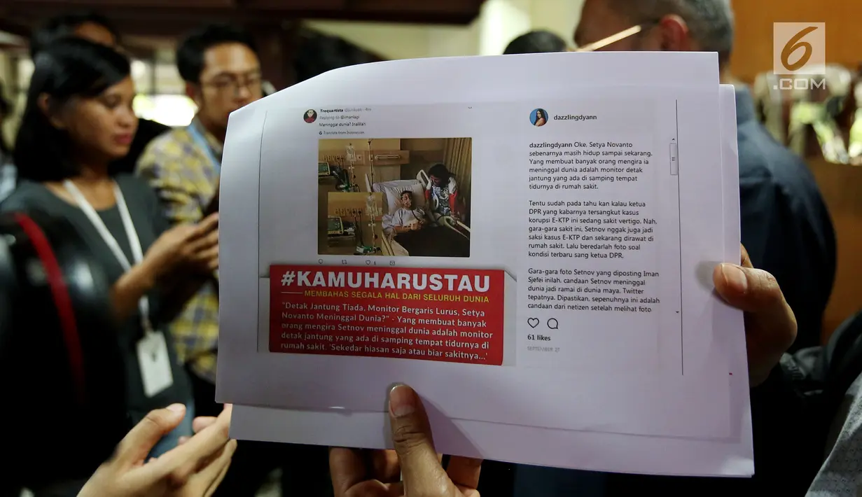 Tim kuasa hukum Setya Novanto menunjukkan meme yang beredar di internet di Direktorat Pidana Cyber Bareskrim Polri, Jakarta, Rabu (1/11). Ada sekitar 60 gambar meme yang diserahkannya kepada polisi untuk dijadikan barang bukti. (Liputan6.com/JohanTallo)