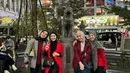 Di tengah kesibukan merilis buku di Tokyo, Jepang, Natasha Rizky (Acha) dan ketiga sahabatnya, Ratna Galih, Nina Zatulini, dan Dian Ayu Lestari, tak hanya menikmati momen profesional, tetapi juga merayakan kebersamaan mereka dengan liburan seru.  [@dianayulestari].