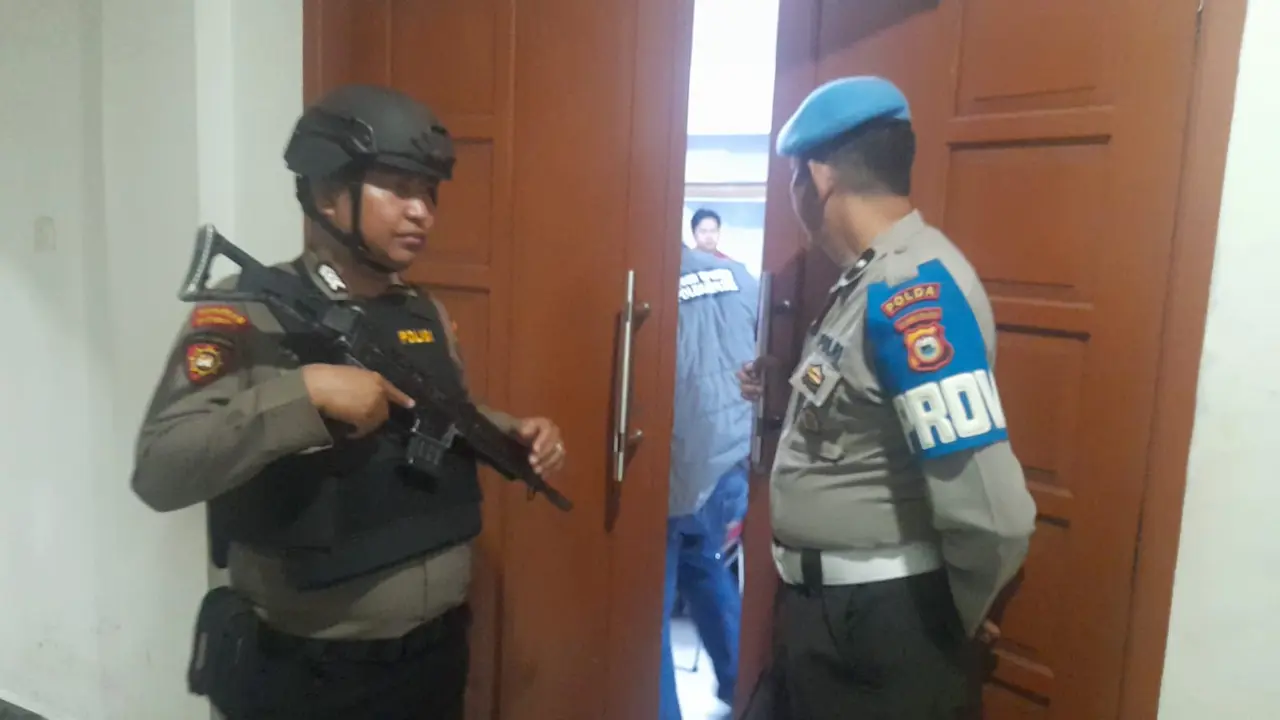 Polisi geledah kantor Dinas Pendidikan Pemkab Gowa. (Liputan6.com/Fauzan)