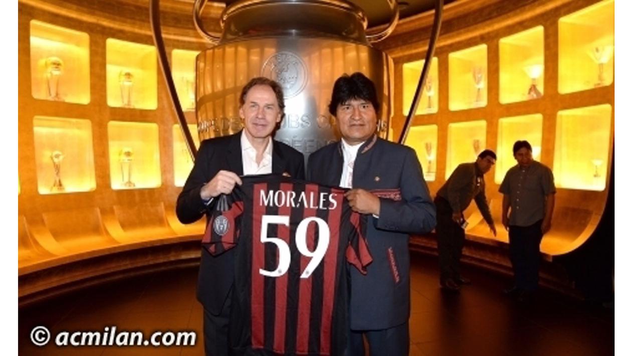 Presiden Bolivia Evo Morales berkunjung ke markas AC Milan dan berfoto dengan Jersey AC Milan bersama Franco Baresi. (Photo/Acmilan.com) 