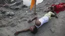 Umat Hindu Nepal bergerak sambil berbaring sujud, sebagai bagian dari ritual, selama festival Chhath Puja di Kathmandu, Nepal, Rabu (10/11/2021). Ritual dilakukan untuk berterima kasih kepada Dewa Matahari karena telah menopang kehidupan di bumi. (AP Photo/Niranjan Shrestha)