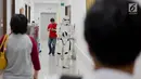 Karakter film Star Wars berjalan di lorong saat menghibur pasien di Siloam Hospitals TB Simatupang, Jakarta Selatan, Sabtu (6/4). Kehadiran karakter Star Wars ini untuk menghibur para pasien, khususnya anak-anak di rumah sakit tersebut. (Liputan6.com/Faizal Fanani)