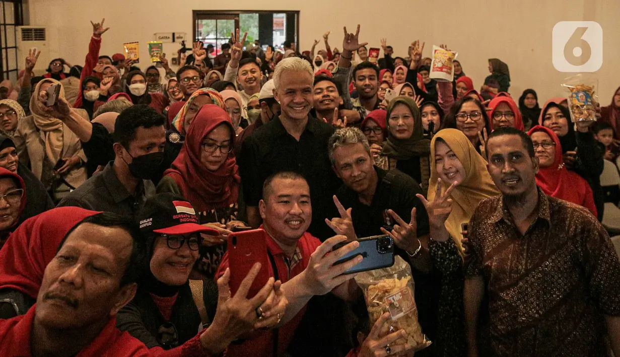 Calon presiden nomor urut 3 Ganjar Pranowo (tengah) berfoto bersama pelaku UMKM usai pertemuan di Banyumas, Jawa Tengah, Selasa (9/1/2024). (Liputan6.com/Faizal Fanani)