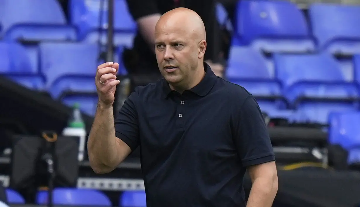 Selebrasi pelatih Liverpool, Arne Slot sambil berjalan meninggalkan lapangan merayakan kemenangan 2-0 timnya atas tuan rumah Ipswich Town pada laga pekan pertama Premier League 2024/2025 di Portman Road Stadium, Ipswich, Sabtu (17/8/2024). (AP Photo/Alastair Grant)