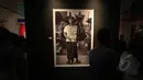  Pengunjung mengamati foto karya pewarta foto Ismar Patrizki di Galeri Foto Jurnalistik ANTARA, Jakarta, Jumat (22/5/2015). Ismar Patrizki menampilkan 51 karya foto dengan tema "Laut Luka Blues" tentang isu lingkungan di Bali. (Liputan6.com/Faizal Fanani)