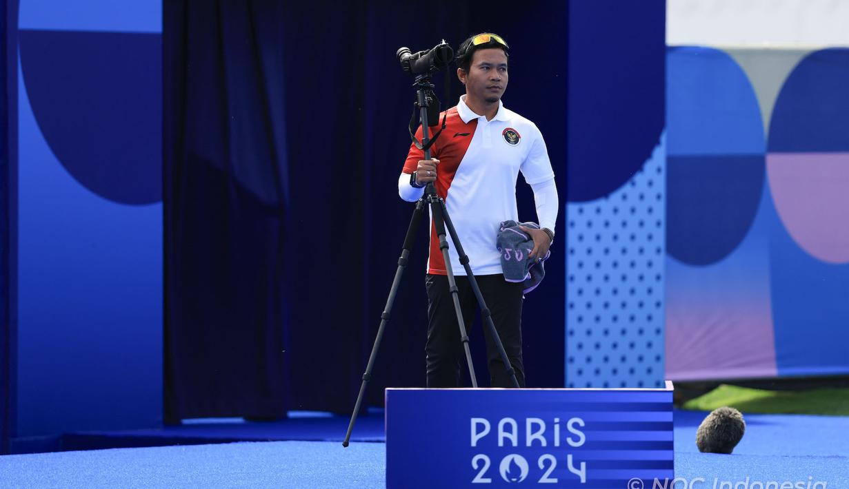 <p>Pelatih Tim panahan putri Indonesia, Denny mengambil tempat jelang laga perempatfinal panahan beregu putri Olimpiade Paris 2024 antara Indonesia menghadapi China di Invalides Arena, Paris, Minggu (28/7/2024). (Dok. NOC Indonesia/Naif Muhammad Al'as)</p>