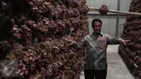 Menteri Pertanian Andi Amran Sulaiman meninjau pasokan bawang merah di Gudang Bulog, Jakarta, Senin (16/5). Bulog menyiapkan stok bawang merah 23.000 ton dari total kebutuhan 12.600 ton untuk Operasi Pasar (OP). (Liputan6.com/Faizal Fanani)