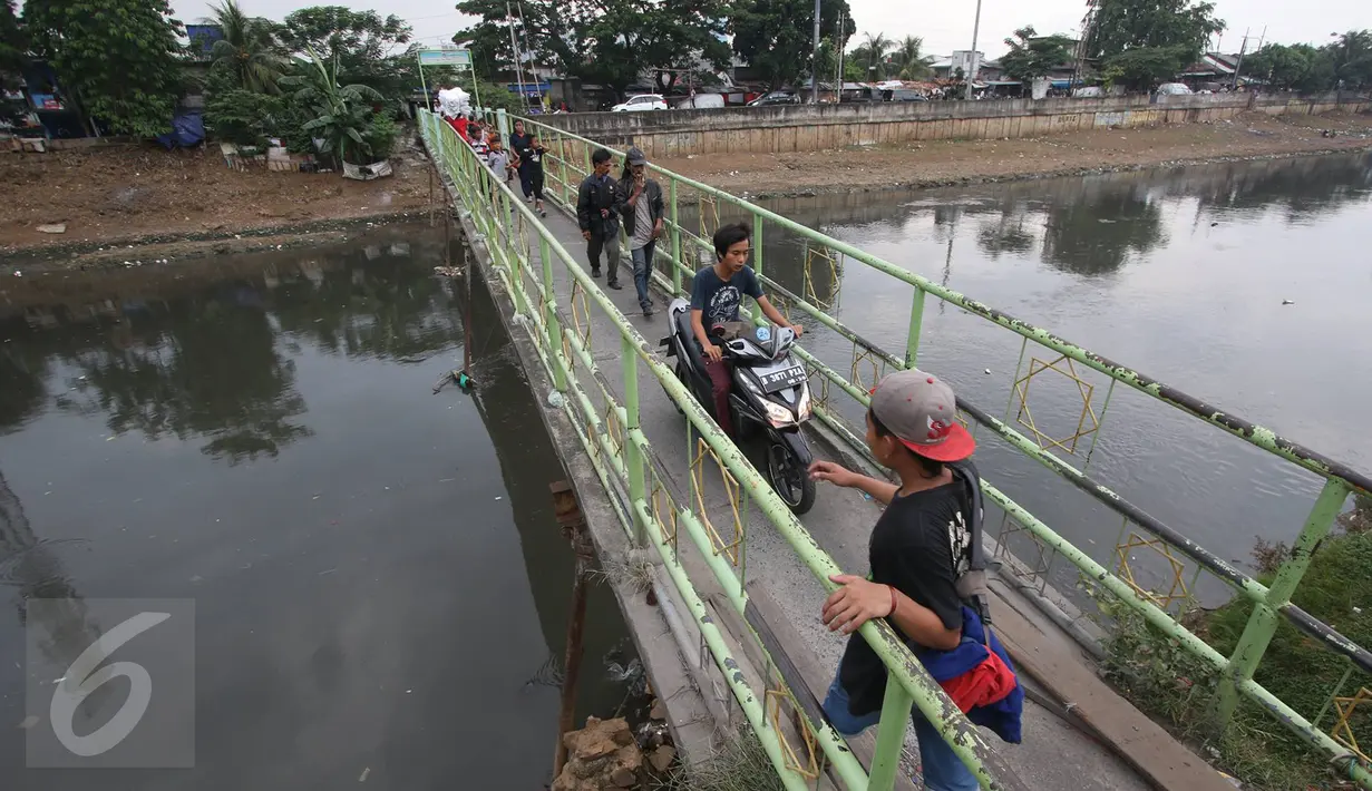Suasana jembatan penyebrangan KBB di kawasan Tanah Abang, Jakarta, Jumat (30/12).Tidak tersedianya fasilitas penyeberangan lain membuat warga serta pengendara harus berbagi jalan di jembatan yang sempit tersebut. (Liputan6.com/Immanuel Antonius)
